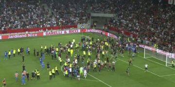 Fútbol: Hinchas de Niza de Frabcia entraron al campo de juego y agredieron a jugadores de Marsella