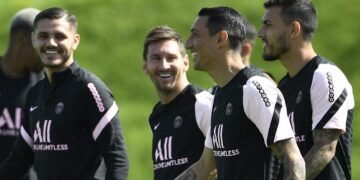 Lionel Messi y el plantel del PSG entrenaron ante el público durante 15 minutos en París