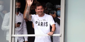 Lionel Messi ya está en París para firmar con el PSG: con euforia y cantitos, los hinchas copan el aeropuerto
