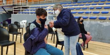 Coronavirus: comienza en toda la Argentina la vacunación de adolescentes de 12 a 17 años con factores de riesgo