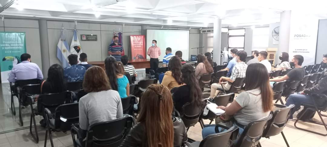 Jóvenes posadeños se preparan para su primer empleo