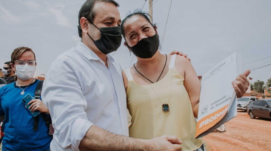 Autoridades provinciales entregaron viviendas a familias de Puerto Iguazú