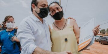 Autoridades provinciales entregaron viviendas a familias de Puerto Iguazú