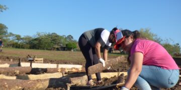 La economía social se abre paso en Campo Bauer, construyen la huerta comunitaria