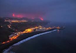 La lava del volcán de La Palma entró en contacto con el mar y podría generar gases tóxicos