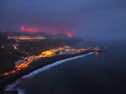La lava del volcán de La Palma entró en contacto con el mar y podría generar gases tóxicos