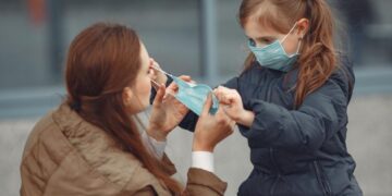 Barbijo: será opcional al aire libre pero seguirá siendo obligatorio en lugares cerrados