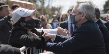 Fernández convocó a “golpearle la puerta al vecino que no fue a votar”