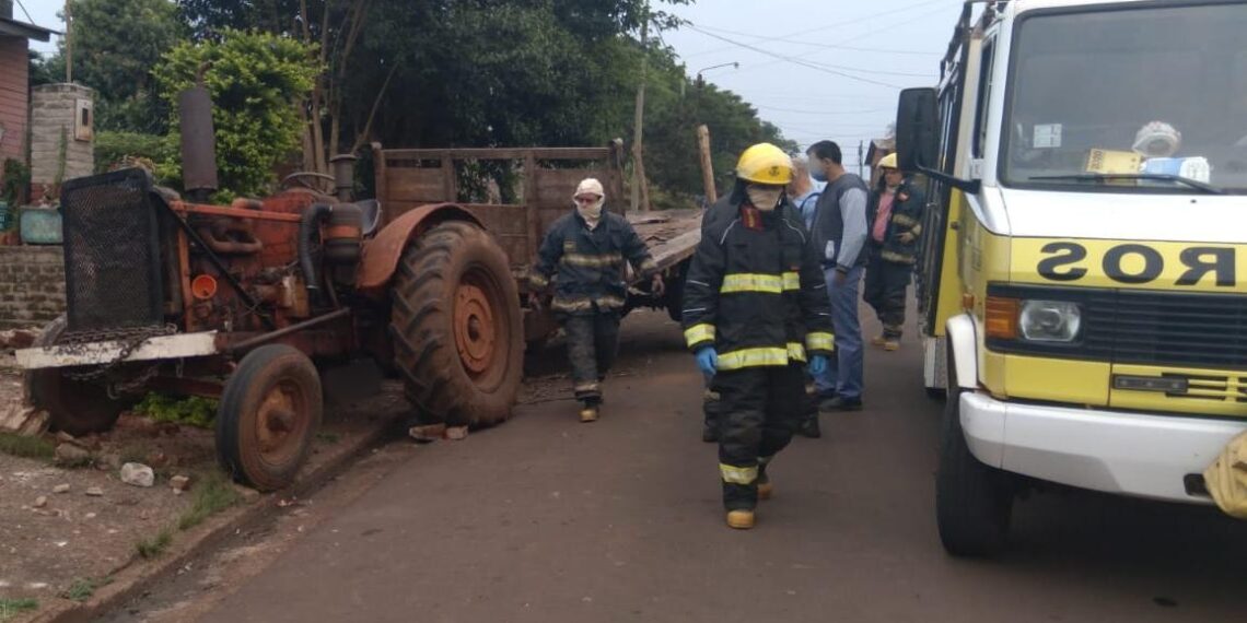 Falleció un hombre tras caer de un tractor