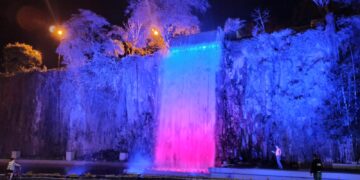 Embellecen la Cascada con luces de colores LED