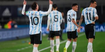 Argentina, con una noche encumbrada de Messi, goleó a Bolivia