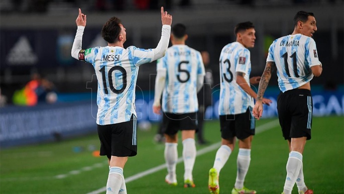 Argentina, con una noche encumbrada de Messi, goleó a Bolivia