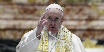 Francisco denunció que dentro del Vaticano lo “querían muerto” tras su operación de colon