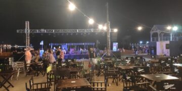 El bar Beerlín construyó una pared en El Brete para que los que no paguen no puedan ver un recital y la Municipalidad suspendió el evento