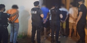 Detuvieron a cinco hombres que le robaron a otro tras amenazarlo con un cuchillo