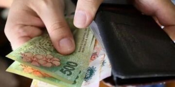 Oficial: el Gobierno aumentó el salario mínimo y lo hará en tres etapas