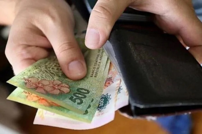 Oficial: el Gobierno aumentó el salario mínimo y lo hará en tres etapas