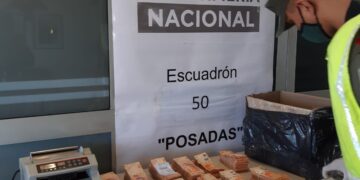 Trasladaba 8000 dólares, 8 millones de pesos en efectivo y hojas de coca en la cabina de un micro