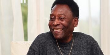 Fútbol: Pelé fue operado de un tumor y se encuentra en terapia intensiva