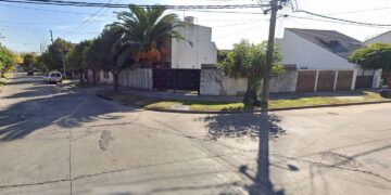 Fueron a descolgar la ropa porque llovía y se electrocutaron: los encontró su hijo de 8 años