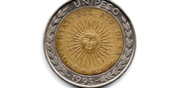 Piden hasta 15 mil pesos por una moneda de un peso con un insólito error ortográfico