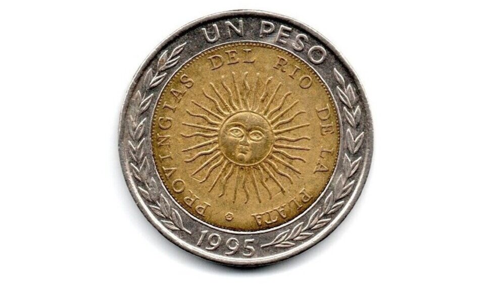 Piden hasta 15 mil pesos por una moneda de un peso con un insólito error ortográfico