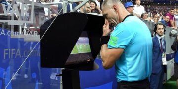 Fútbol: el VAR desembarcará en forma completa en Argentina recién en el 2022