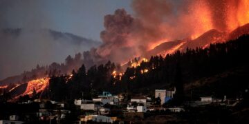Canarias: la lava del volcán lleva arrasadas 154 hectáreas y 320 edificaciones