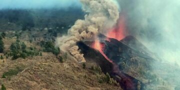 Islas Canarias: miles de evacuados y al menos 100 casas destruidas por la erupción del Cumbre Vieja