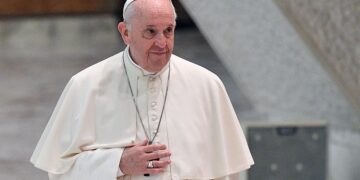 El Papa reclamó un salario básico universal y la reducción de la jornada laboral