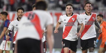 River se lo dio vuelta a San Lorenzo con tres goles de Álvarez y estiró su ventaja