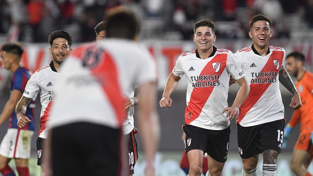 River se lo dio vuelta a San Lorenzo con tres goles de Álvarez y estiró su ventaja