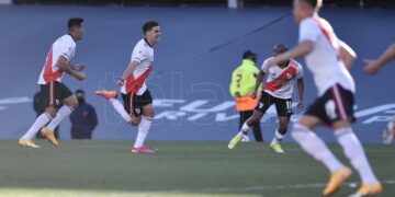 River, ante su gente y con una gran tarde de Álvarez, venció a Boca y es puntero