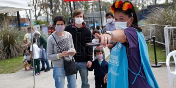 Miles de niños recibieron su primera vacuna contra el coronavirus acompañados por sus padres