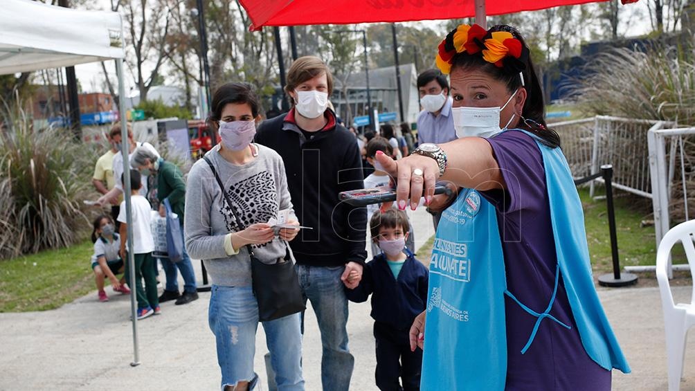 Miles de niños recibieron su primera vacuna contra el coronavirus acompañados por sus padres