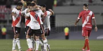 River goleó a Argentinos y se escapa derechito hacia el campeonato