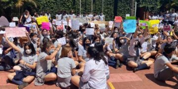 Alumnas del Roque hicieron una sentada denunciando acoso por parte de sus compañeros