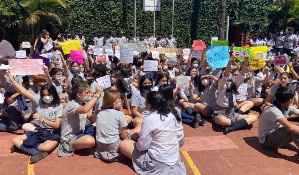 Alumnas del Roque hicieron una sentada denunciando acoso por parte de sus compañeros