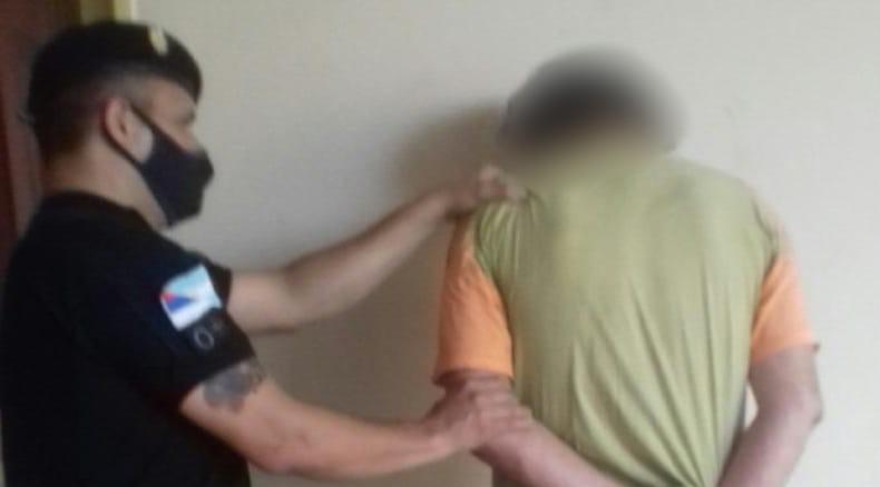 Intentó irse de un bar sin pagar, amenazó al empleado con una botella y lo detuvieron