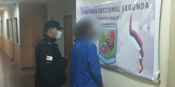 Atraparon a un hombre dentro de un auto cuando intentaba sustraer objetos