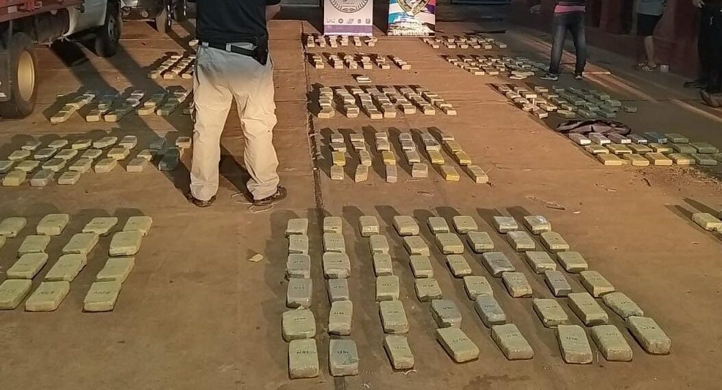 Cayeron dos motociclistas con más de 300 kilos de marihuana en Jardín América