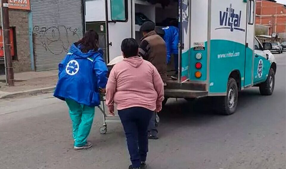 Bariloche: lo llevaban en ambulancia, se abrieron las puertas y lo perdieron por el camino