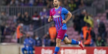 Fútbol internacional: la alegría del Kun Agüero tras su debut en Barcelona