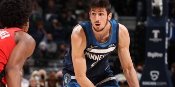 Leandro Bolmaro se convirtió en el argentino más joven en debutar en la NBA