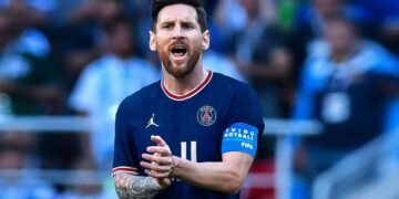 Lionel Messi le envió una remera del PSG autografiada al papa Francisco
