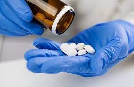 La farmacéutica Merck informó que su pastilla contra el coronavirus redujo a la mitad las muertes e internaciones