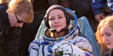 Una actriz y un director ruso volvieron a la Tierra tras filmar la primera ficción en el espacio