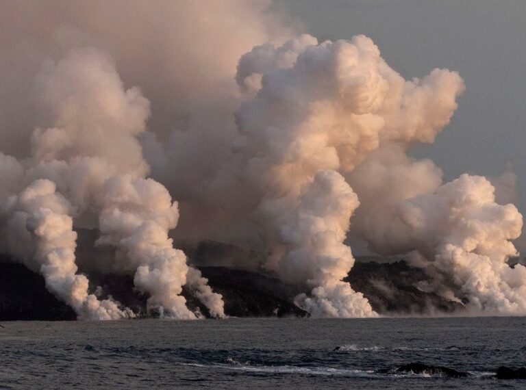 España: cerraron el aeropuerto de la isla de La Palma por una nube de cenizas del Volcán Cumbre Vieja