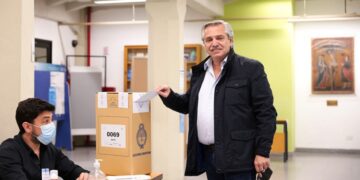 El Presidente votó y afirmó que “es importante que el pueblo se exprese con todas sus convicciones”