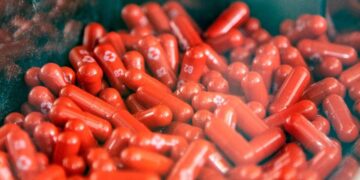 Reino Unido es el primer país en aprobar la píldora contra el coronavirus